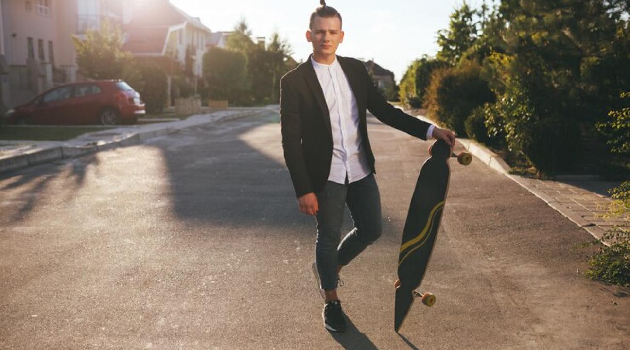 Buty sportowe w eleganckich stylizacjach – czy to się da połączyć?