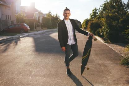 Buty sportowe w eleganckich stylizacjach – czy to się da połączyć?