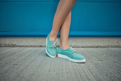 Niebieskie buty - do czego pasują?